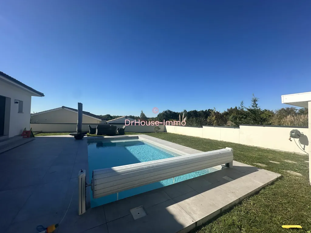 Bassein - Contemporary Villa with Pool in Croignon