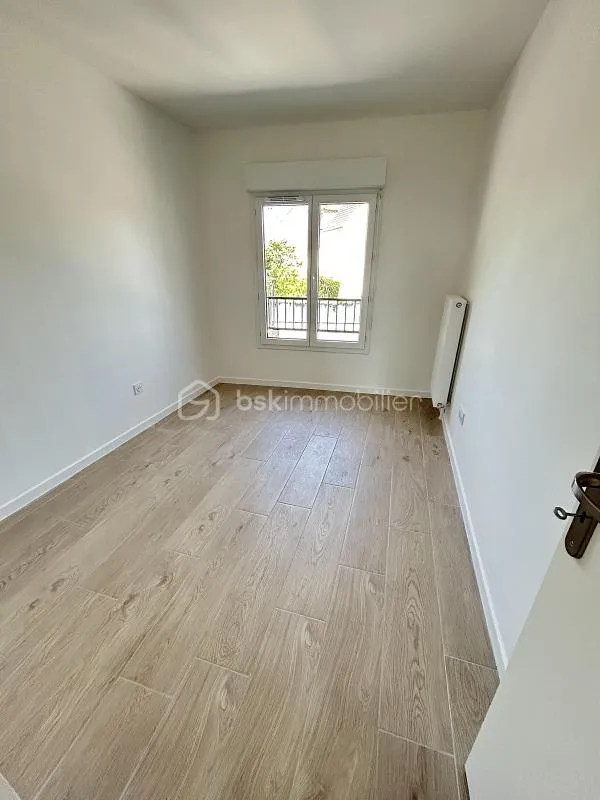 Rooms - New 3-Piece Flat with Balcony near RER A