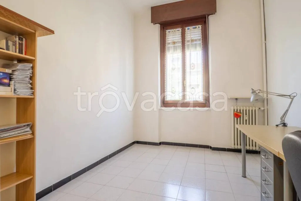 Bureau - Apartment with Double Aspect in Turin