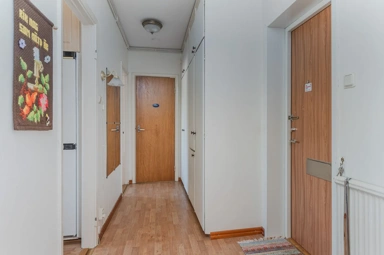 Entrée - Two-Bedroom Apartment with Balcony in Central Location