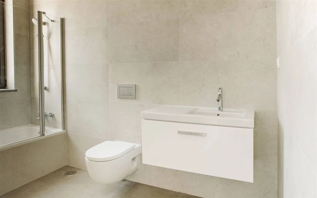Salles de bain - Contemporary Semidetached with Rooftop in Fuseta