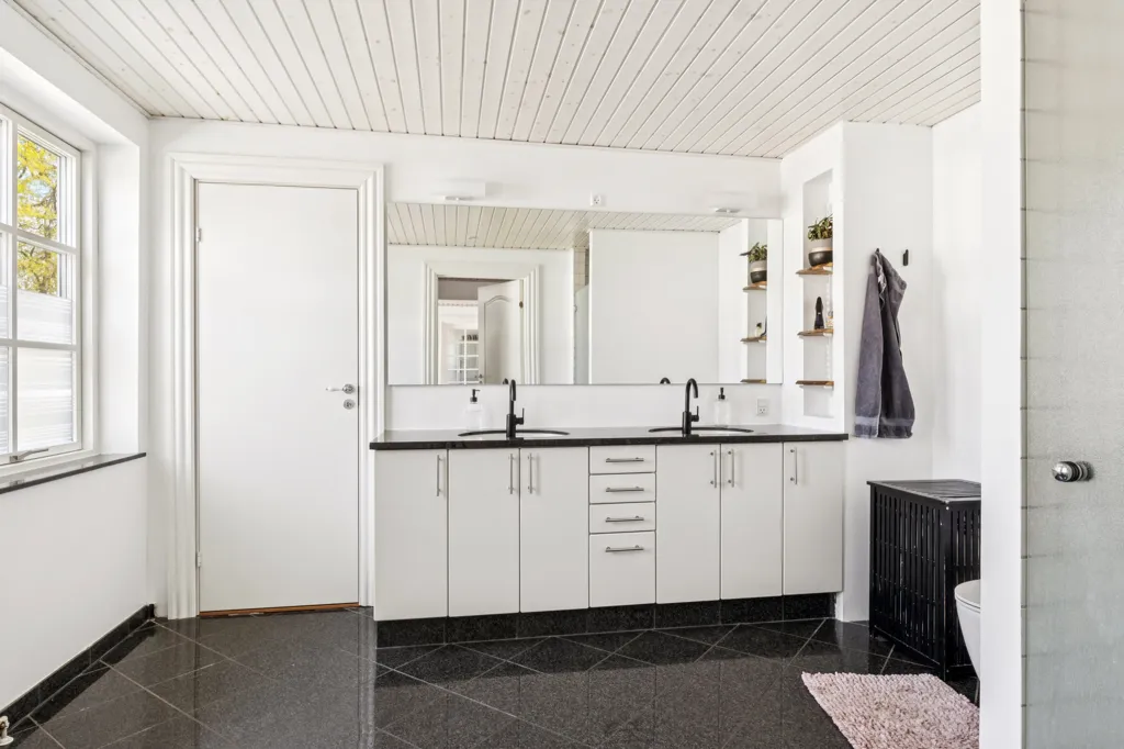 Bathrooms - Farmhouse with Equestrian Facilities in Haarby