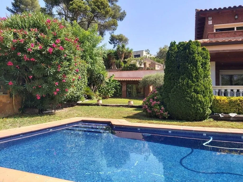 Piscina - Spacious House with Pool in Valldoreix, Sant Cugat