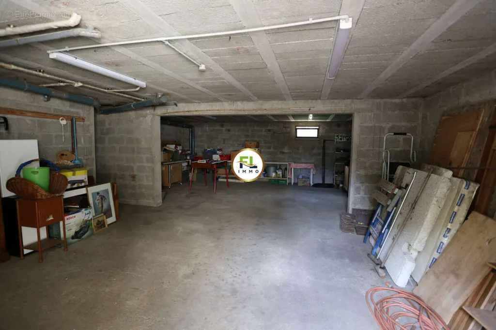 Garage - Maison avec Terrasse et Jardin à Acheres