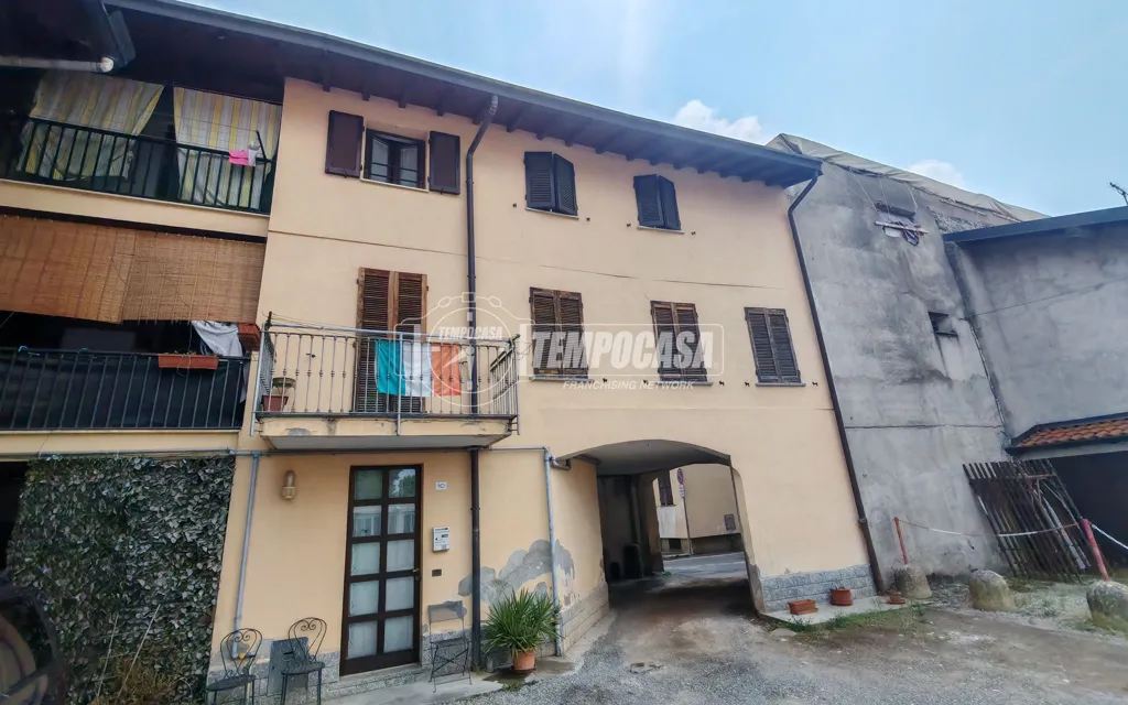 Exterior - Spacious Trilocale with Balcony in Rovellasca