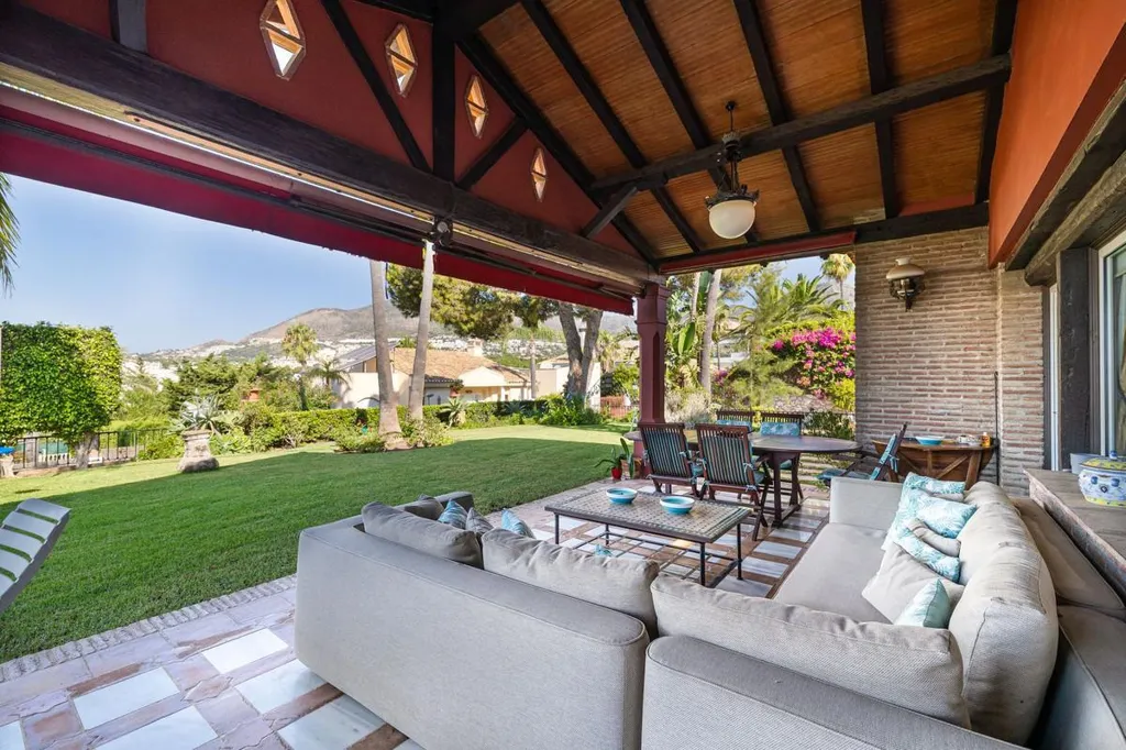 Terrasse - Exclusive Villa with Private Pool in Torrequebrada
