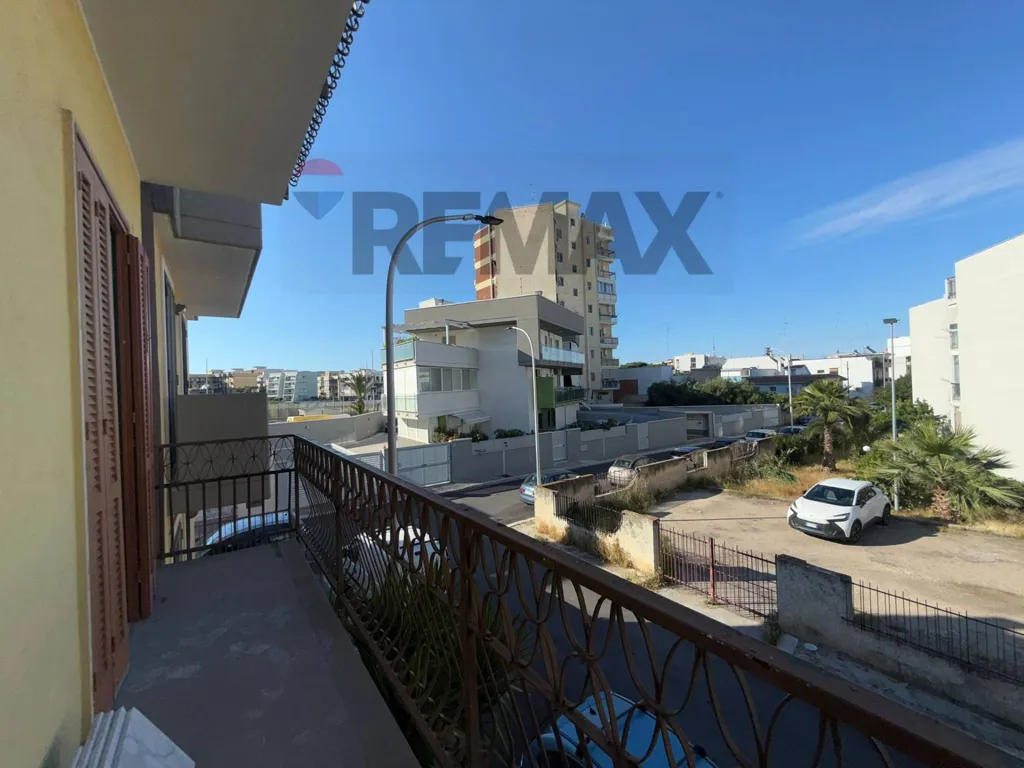 Balcone - Three-Bedroom Apartment with Balcony in Modugno