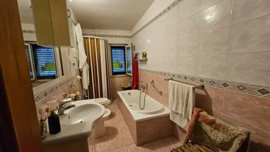 Salles de bain - Bright Two-Bedroom Apartment with Balcony in Messina