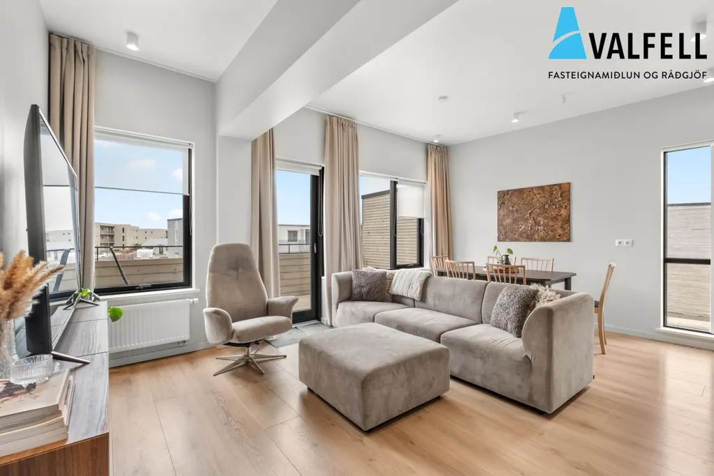 Elutuba - 3-Bedroom Apartment with South Balcony in Asparskógar
