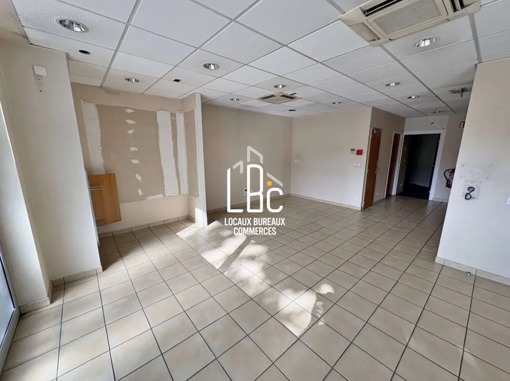 Rooms - Commercial Space with High Visibility in Nantes