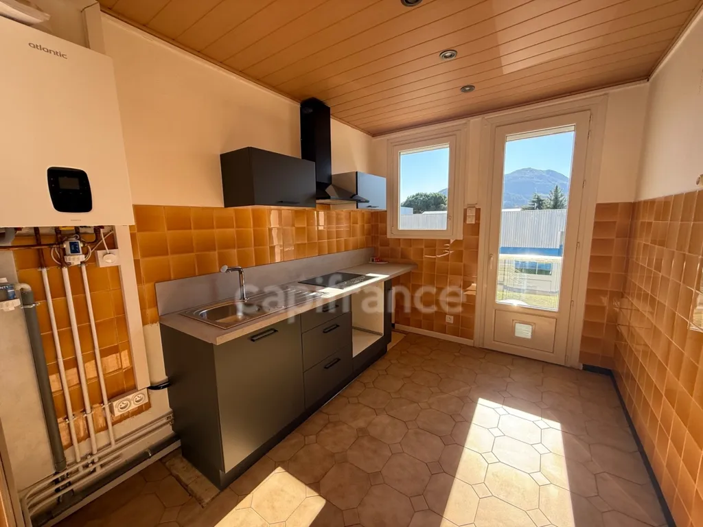 Köök - Renovated 3-Bed Flat with South View in Hautes-Pyrénées