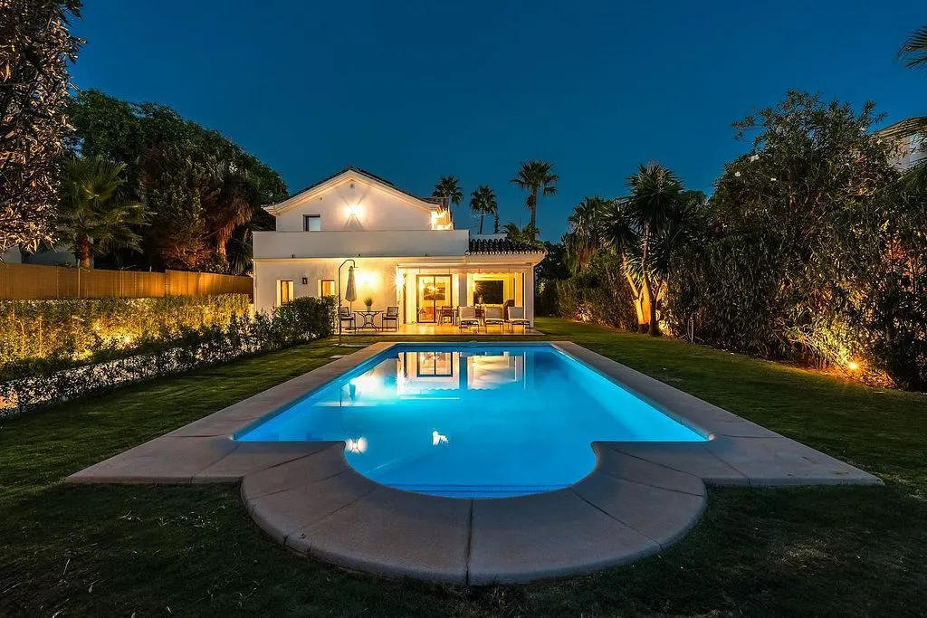 Piscine - Luxury Villa with Pool in Nueva Andalucía
