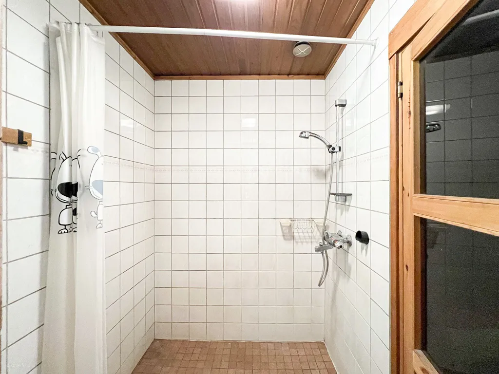 Salles de bain - Three-Bedroom House with Sauna in Espoonkartano