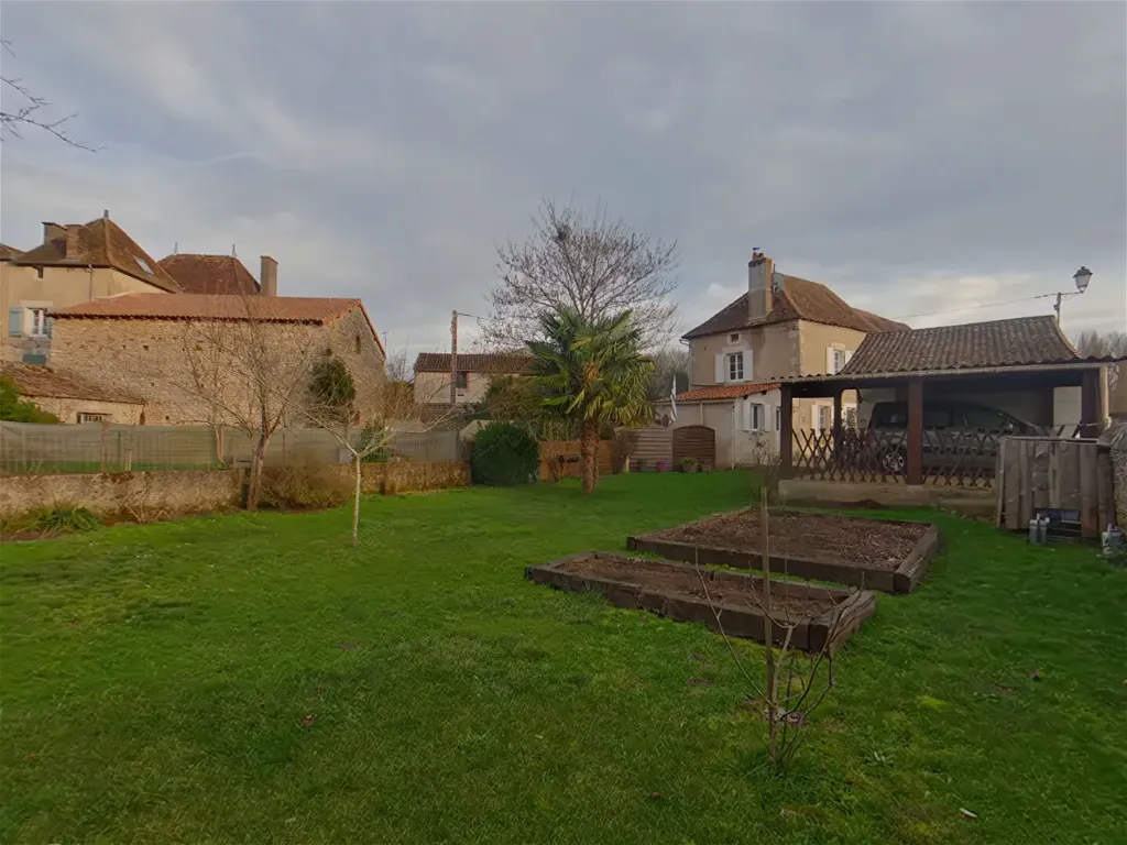 Aed - Charming Stone House with Terrace in Jouhet