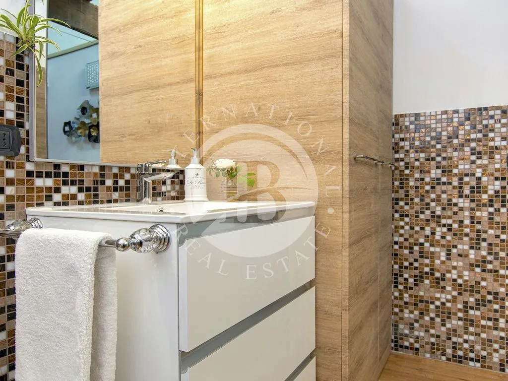 Bathrooms - Luxury Apartment with Pool in Lucca, Tuscany