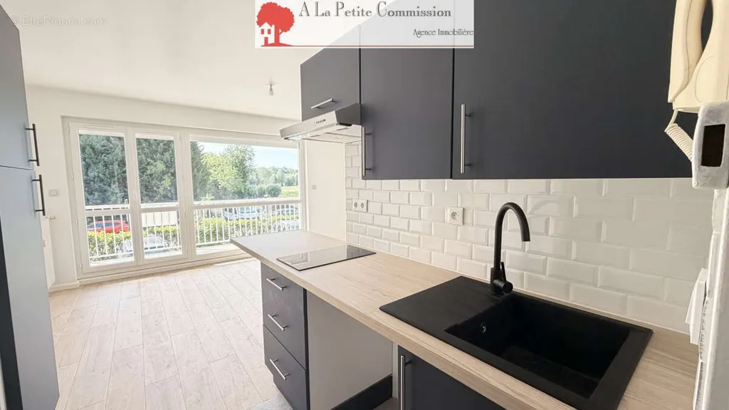 Köök - Renovated Studio with Balcony in Luisant