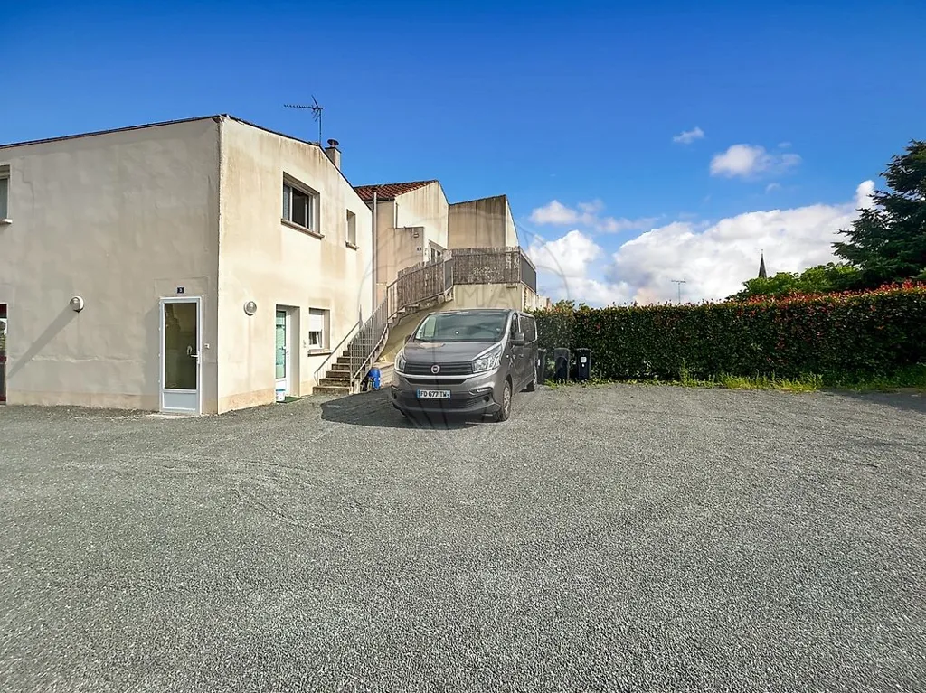 Extérieur - Maison de 4 Chambres avec Garage à Proximité