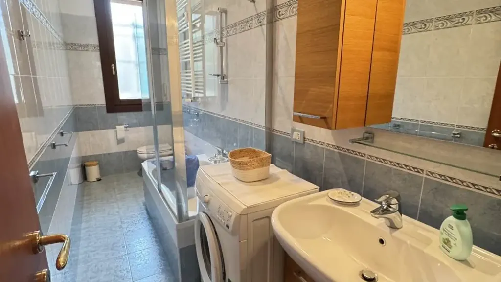 Salles de bain - 2-Bedroom Apartment with Balcony in Milan