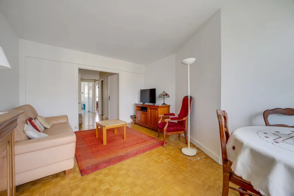 Elutuba - 4-Piece Flat with Balcony on Boulevard Voltaire