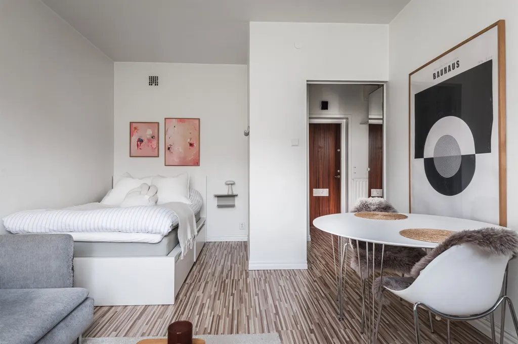 Bedrooms - Bright Studio Flat with South-Facing Windows in Haga