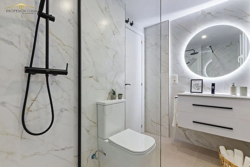 Bathrooms - T2 Apartment with Balcony in Parque Ayala