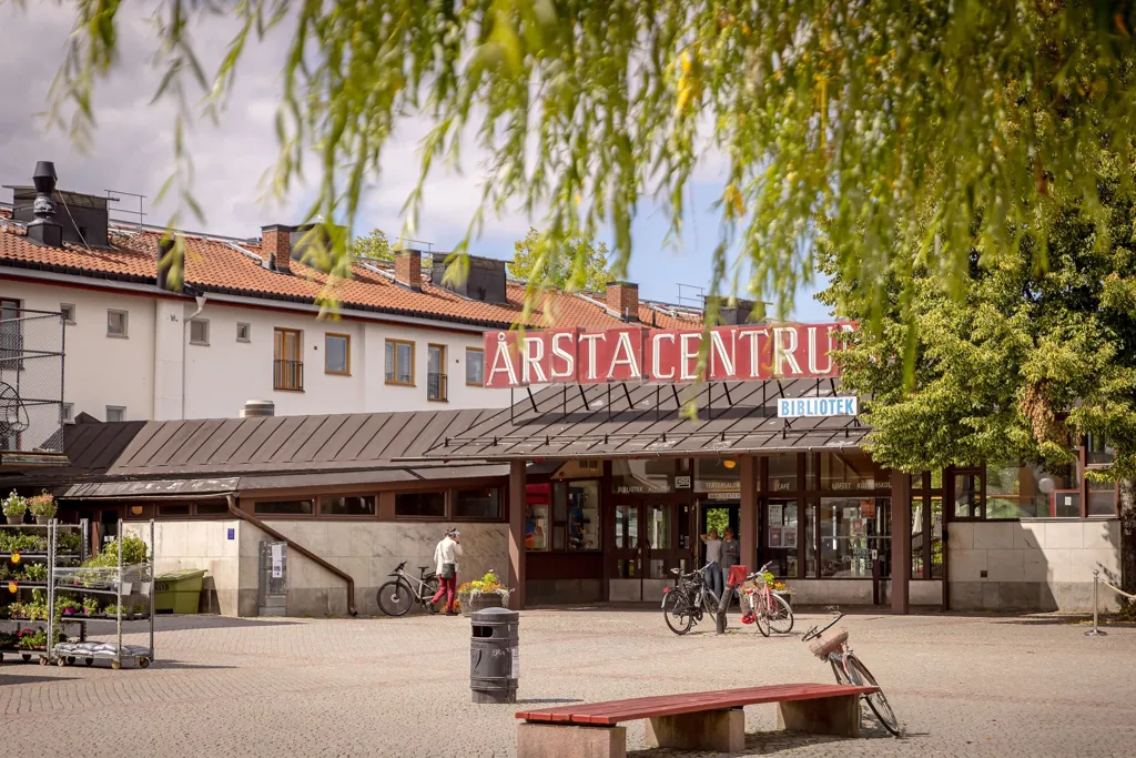 Charming 2-Bedroom with Balcony in Årsta