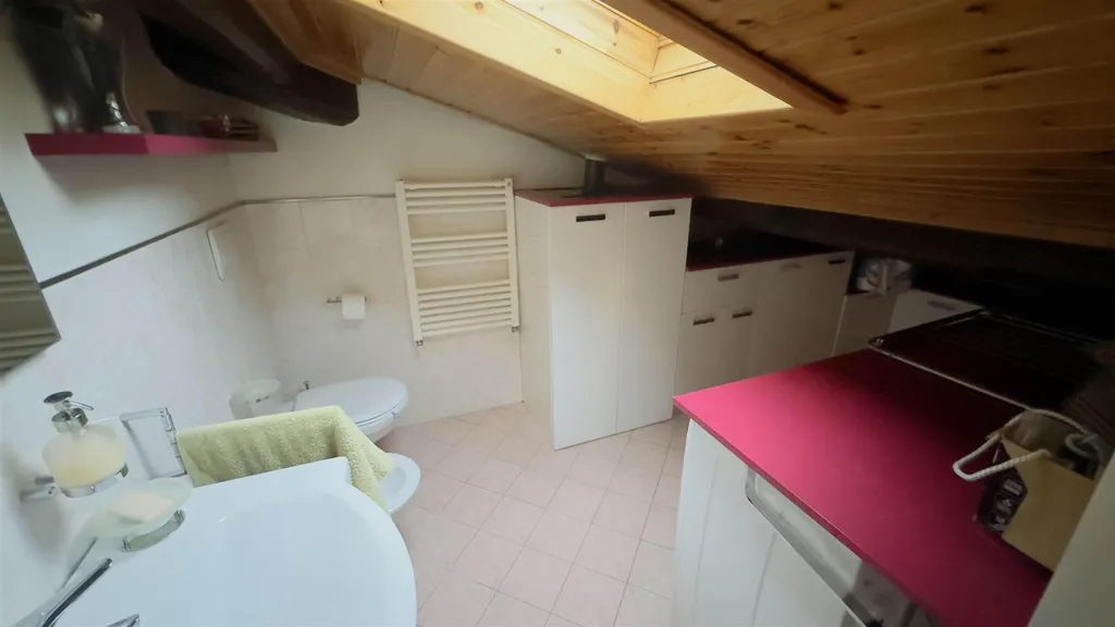 Bathrooms - Rustic Apartment with Balcony in Florence