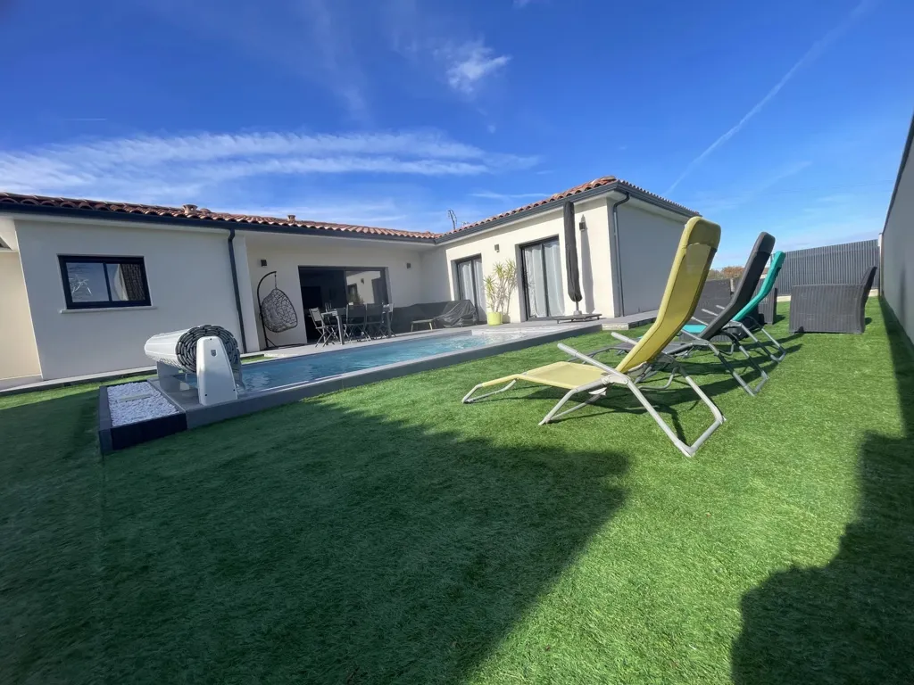 Piscina - Contemporary Villa with Pool in Villate