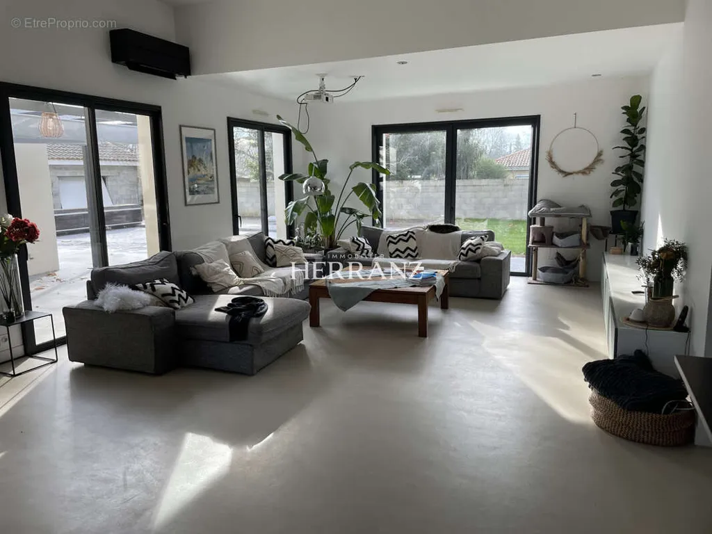 Elutuba - Spacious House with Pool in Gauriaguet