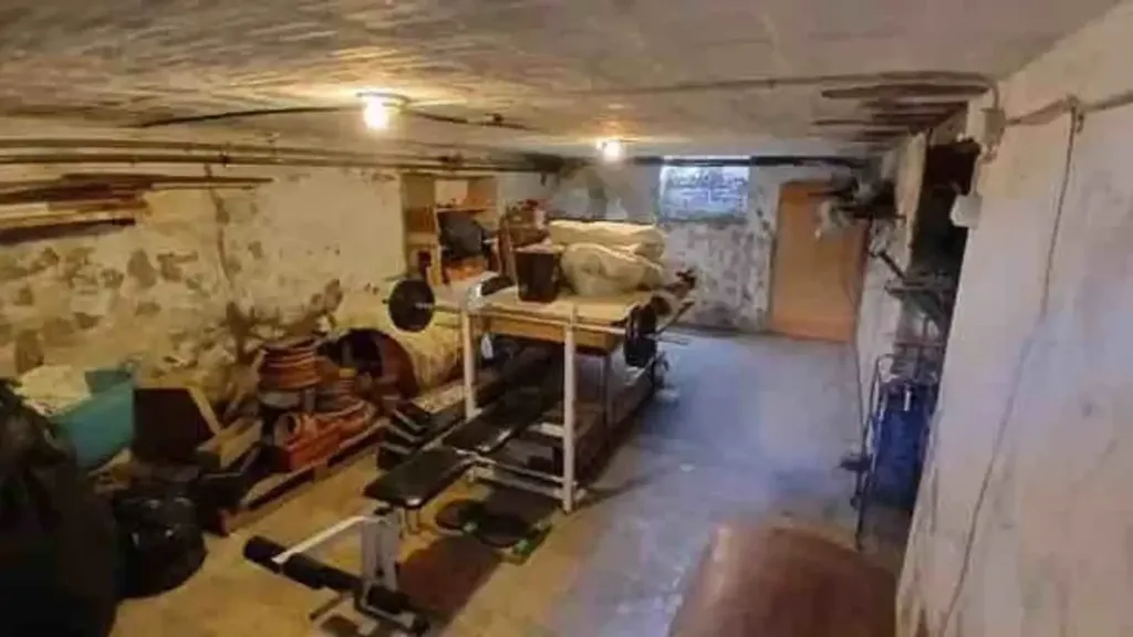 Garage - Villa with Terraces in Cesena