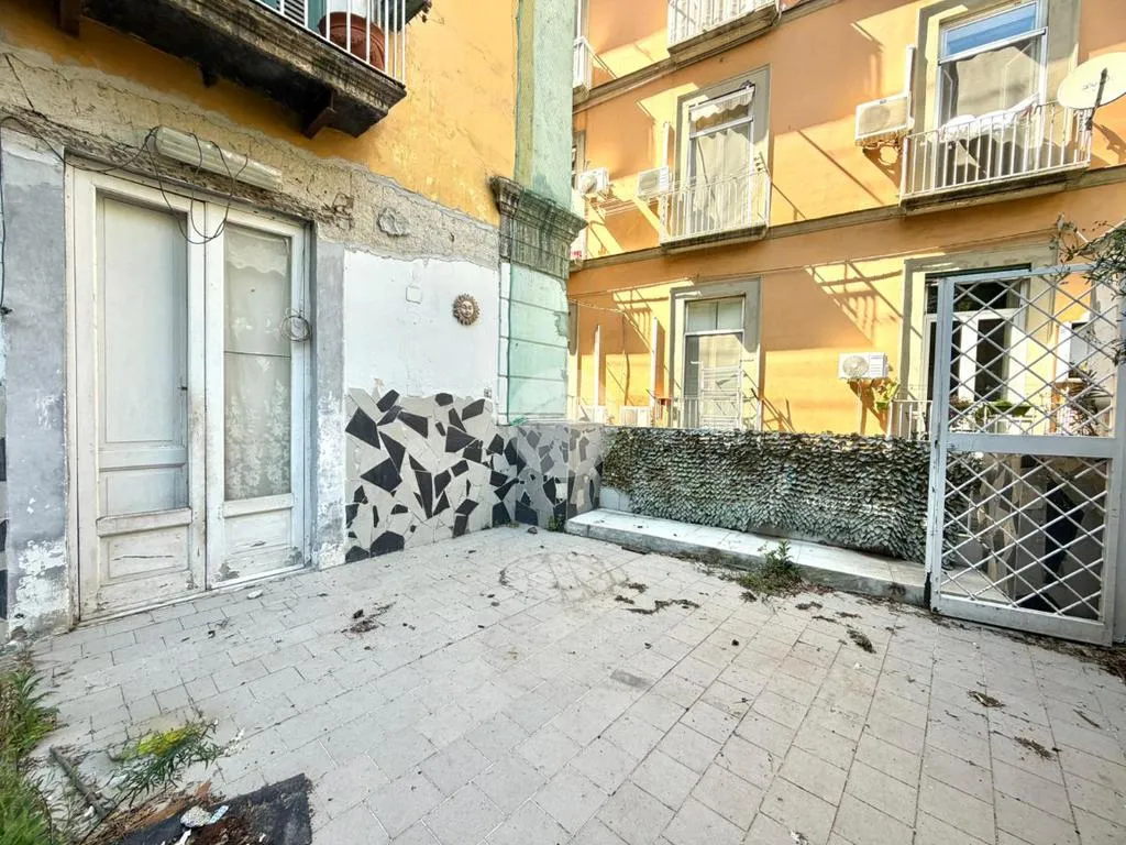 Jardin - 6-Room Apartment with Garden in Naples