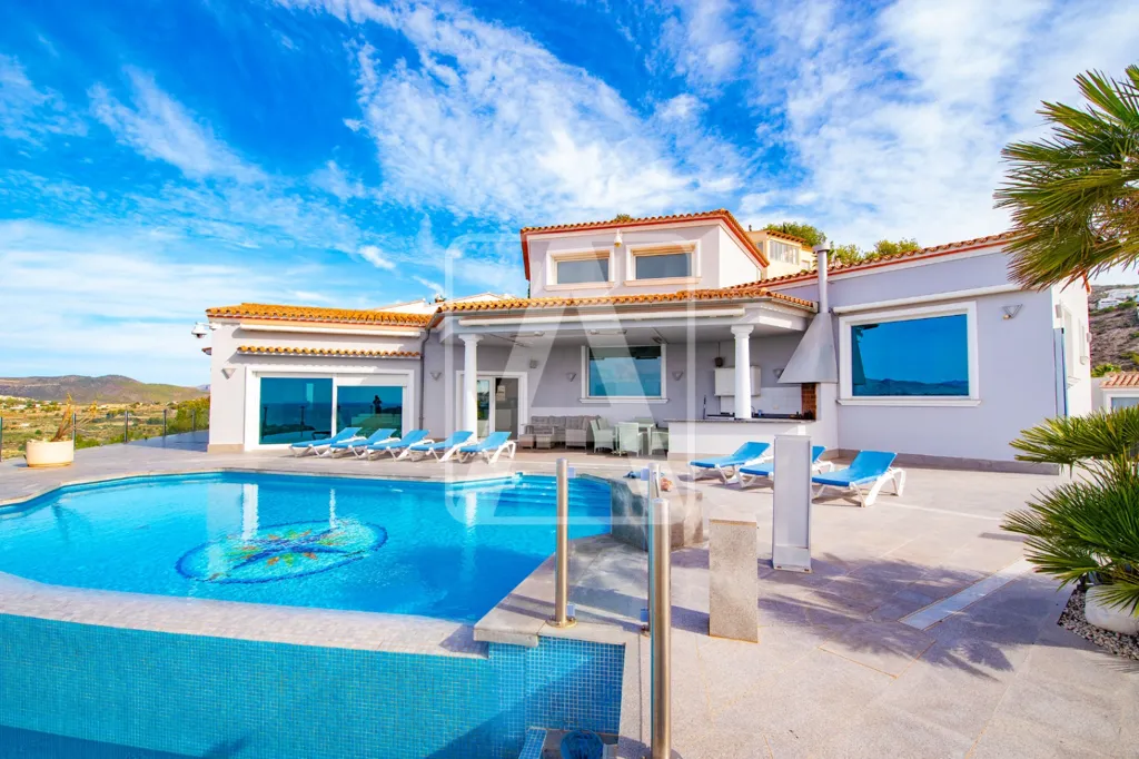 Piscine - Luxury Villa with Sea Views in Moraira