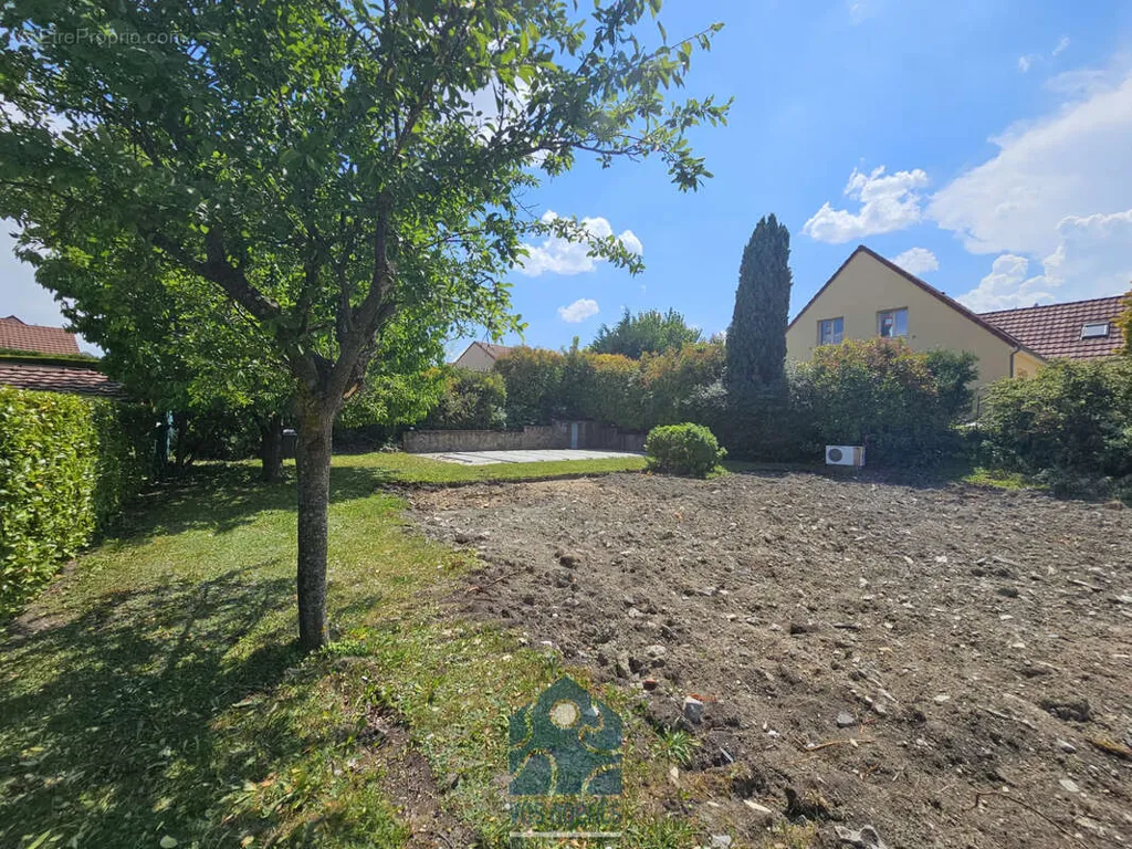 Aed - Constructible Plot with Pool in Pérignat-les-Sarlièves