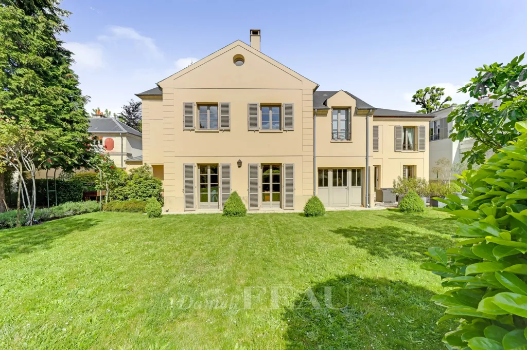 Extérieur - Maison Familiale avec Jardin Paysagé à Versailles
