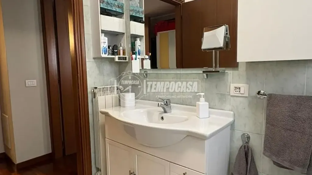 Vannitoad - Modernised Three-Room Flat with Balcony in Milan