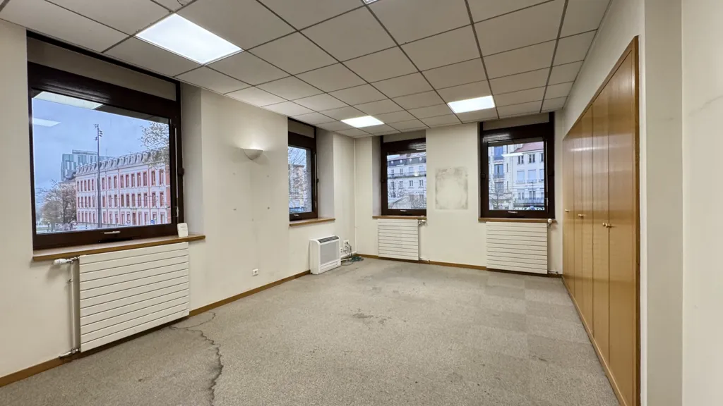 Bureau - Immeuble avec Surface Commerciale à Saint-Étienne