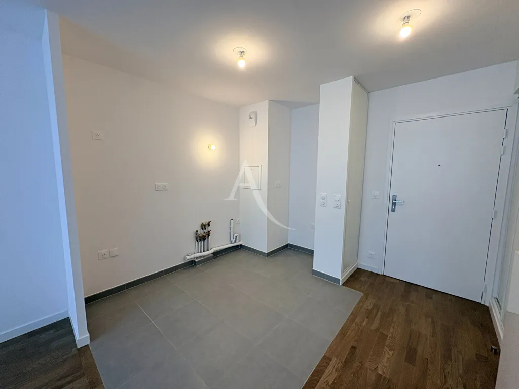 Toad - 2-Bedroom Apartment with Balcony in Le Plessis-Robinson
