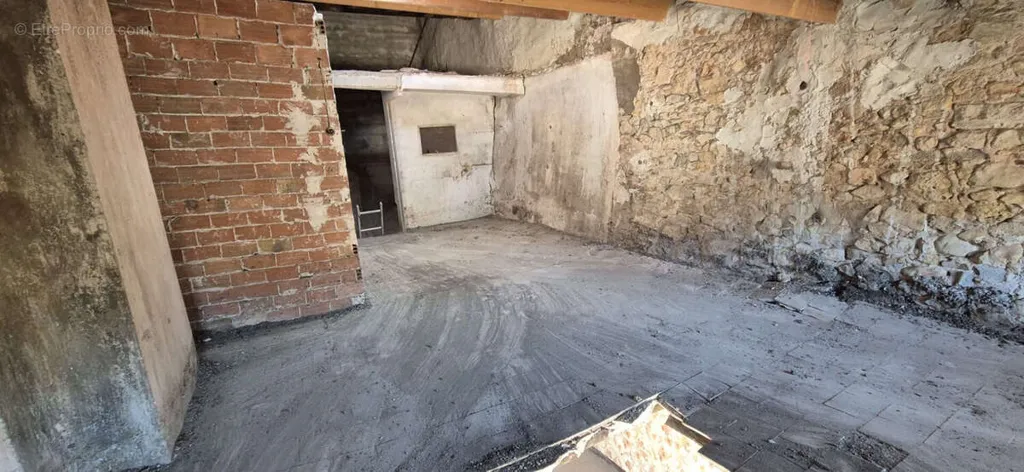 Rooms - Village House for Renovation in Cabasse