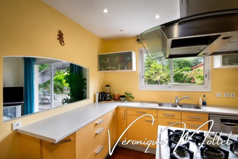 Cuisine - Maison Contemporaine de Plain-Pied avec Jardin à Proximité