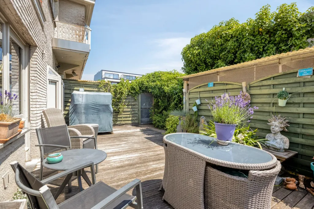 Terrasse - Mixed-Use Property with Private Drive in Bruges
