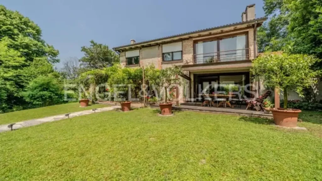 Aed - Rustic Villa with Garden in Follina