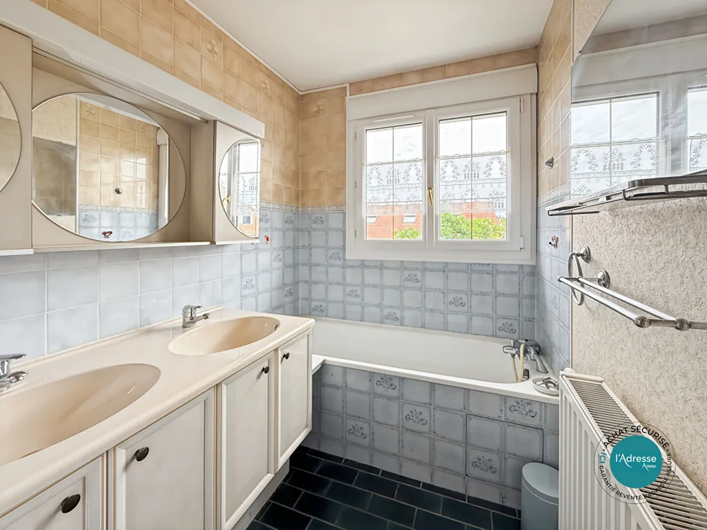 Salles de bain - Maison aux Beaux Volumes avec Jardin à La Ferté-Alais