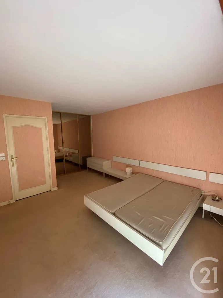 Magamistoad - 2-Bed Apartment with Private Garden in Arpajon