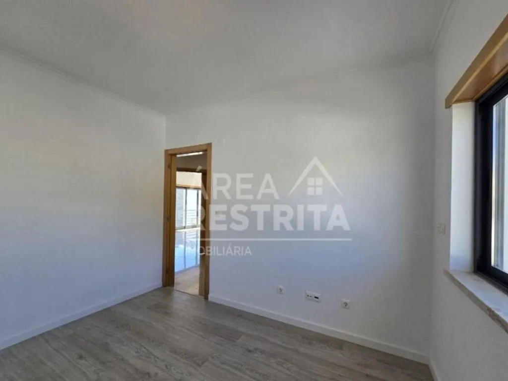 Pièces - Luxury Detached House with Garden in Almada