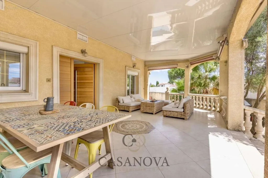Terrace - Villa with Pool and Jacuzzi in Residential Area