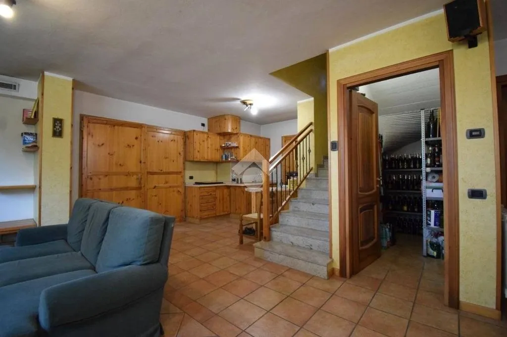 Living Room - Luxury Villa with Private Garden in Brugherio