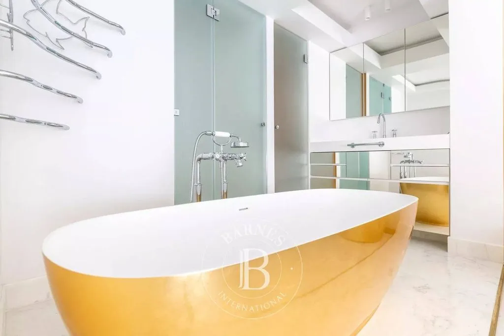 Bathrooms - Luxury Duplex with East-West View in Paris 7th