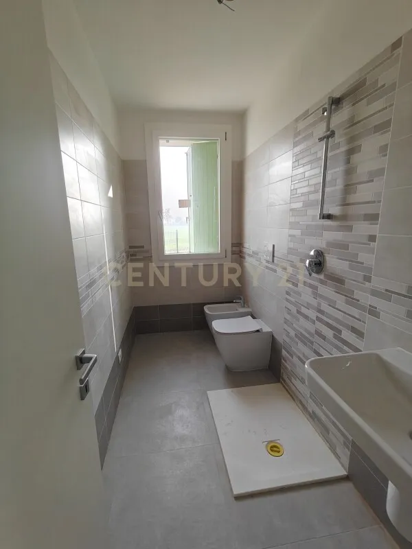 Bathrooms - New Ground-Floor Flat with Garden in Zevio