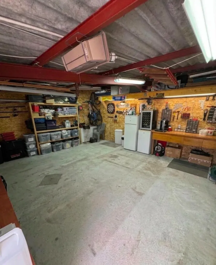 Garaaž - Bright House with Garage in Le Pallet