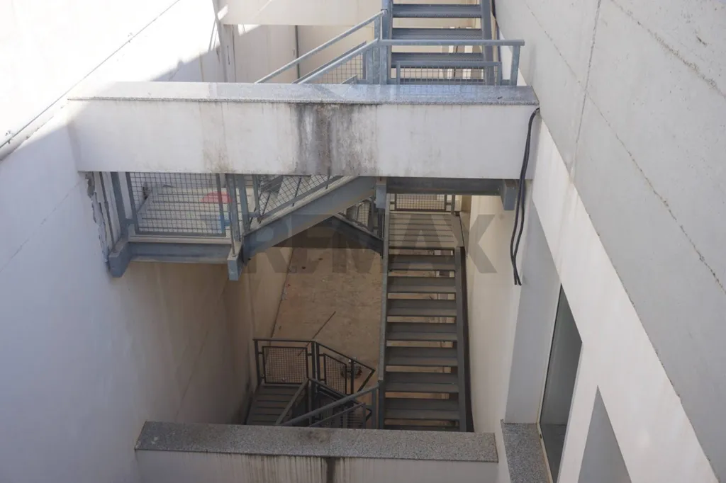 Pièces - Commercial Space with Modern Facade in Ragusa